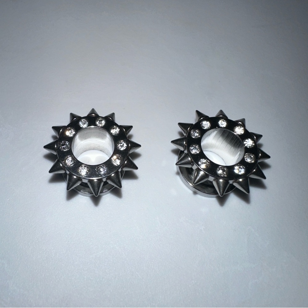 New 10 mm Ear Plugs piercings Earrings lobes never worn